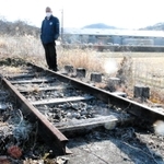 篠山線の遺構のコンクリート橋の上に再現された鉄路＝丹波篠山市北嶋