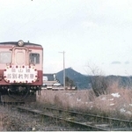 半世紀前の１９７２年２月２９日に運行された篠山線の「お別れ列車」（松本剛さん提供）