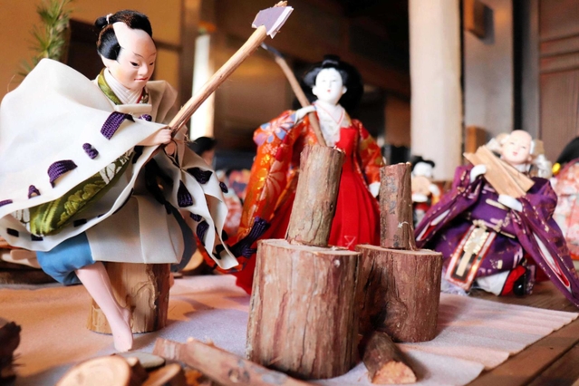 おひな様「第二の人生」 雪遊び、パラグライダー、薬屋…700体
