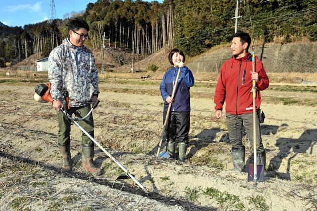 地域活性化プロジェクトを立ち上げた吉良佳晃さん（右）ら＝丹波篠山市不来坂