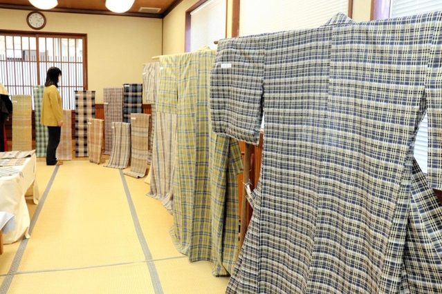 伝統を次世代に 「丹波布」の伝習生4人、手織り作品を披露 | 丹波