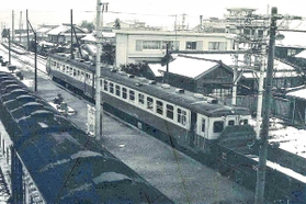 篠山口駅で待機する篠山線のディーゼルカー。硅石などを積む貨車と客車の混成列車だった（１９７０年頃、松本剛さん提供）