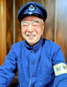 「菜っ葉服」と呼ばれる作業着姿の畑穣さん。国鉄、ＪＲで運転士を務めた＝丹波篠山市内