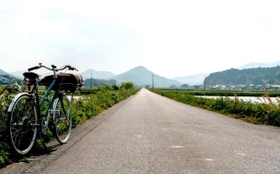 篠山線の廃線跡近くを走る「八上ストレート」＝丹波篠山市内（自転車工房ハイランダー提供）