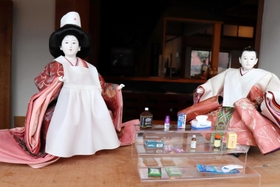元薬局のセンバヤでは、薬屋さんになった人形がお出迎え＝丹波市青垣町佐治