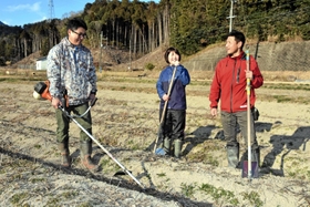 地域活性化プロジェクトを立ち上げた吉良佳晃さん（右）ら＝丹波篠山市不来坂