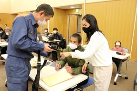 音声翻訳アプリを使った１１９番通報のやり方を説明する西村さん＝三田市駅前町
