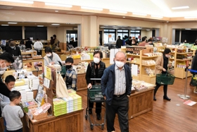 観光客などでにぎわう物産館＝道の駅「丹波おばあちゃんの里」