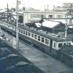 篠山口駅で待機する篠山線のディーゼルカー。硅石などを積む貨車と客車の混成列車だった（１９７０年頃、松本剛さん提供）