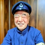 「菜っ葉服」と呼ばれる作業着姿の畑穣さん。国鉄、ＪＲで運転士を務めた＝丹波篠山市内