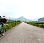 篠山線の廃線跡近くを走る「八上ストレート」＝丹波篠山市内（自転車工房ハイランダー提供）