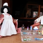 元薬局のセンバヤでは、薬屋さんになった人形がお出迎え＝丹波市青垣町佐治