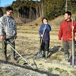 地域活性化プロジェクトを立ち上げた吉良佳晃さん（右）ら＝丹波篠山市不来坂