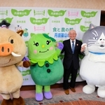 記念撮影する（右から）「マル」と酒井隆明市長、「まめりん」、「まるいの」＝丹波篠山市役所