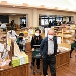 観光客などでにぎわう物産館＝道の駅「丹波おばあちゃんの里」