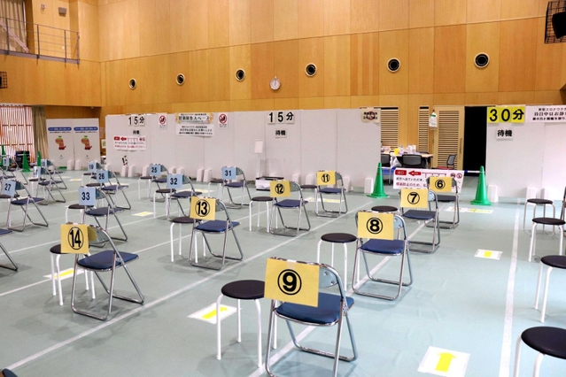 準備が整った集団接種会場＝２１日午後、丹波市立看護専門学校体育館