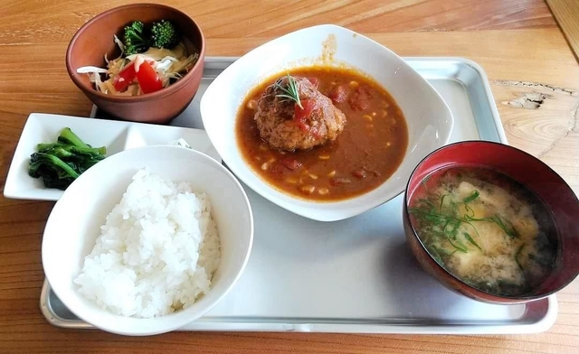 カフェ「クルリ」の週替わりランチ（煮込みハンバーグや白めし）