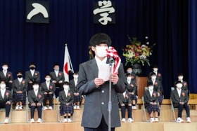 最後の新入生３７人を迎えた和田中学校の入学式＝丹波市山南町和田