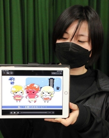 特殊詐欺の手口などを紹介するアニメを作った吉田恵実巡査部長。赤鬼もかわいらしい見た目で親しみやすい＝丹波署