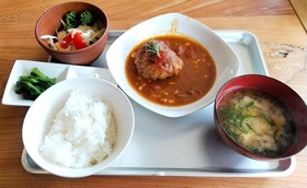 カフェ「クルリ」の週替わりランチ（煮込みハンバーグや白めし）