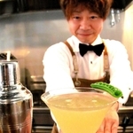 今西さんが創作したカクテル「春、かほる」。「春の香水」を思わせる＝丹波篠山市河原町