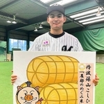 寄贈された「農都のめぐみ米」４５０キロのプレートを手にする中森俊介投手＝さいたま市（球団提供）