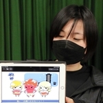 特殊詐欺の手口などを紹介するアニメを作った吉田恵実巡査部長。赤鬼もかわいらしい見た目で親しみやすい＝丹波署