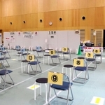 準備が整った集団接種会場＝２１日午後、丹波市立看護専門学校体育館