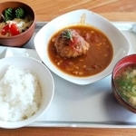 カフェ「クルリ」の週替わりランチ（煮込みハンバーグや白めし）