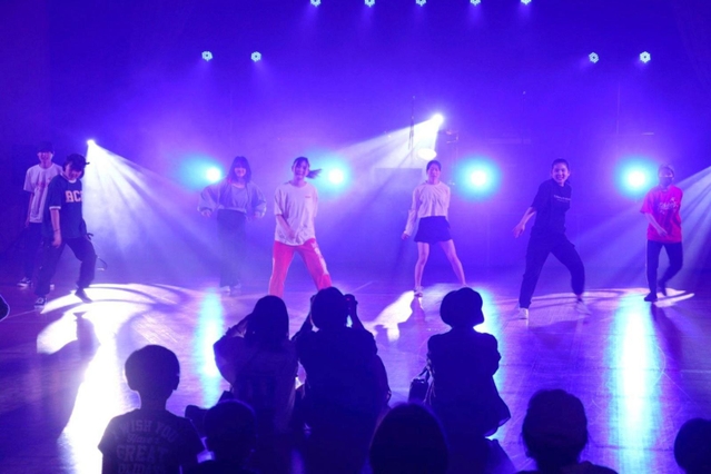 本格的な音響・照明を使ったステージで、パフォーマンスを披露する氷上西高ダンス部＝芦田集学校