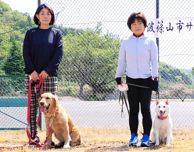 モンキードッグとしてデビューしたユズ（左）、チャコとそれぞれの飼い主＝丹波篠山市日置