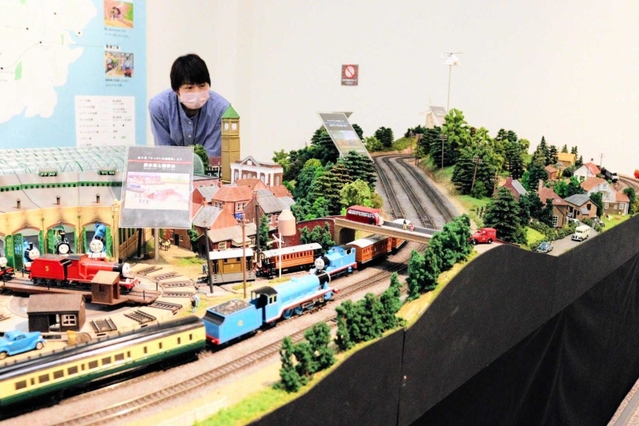物語の舞台ソドー島を再現したジオラマ。トーマスが一生懸命に走って働いている＝植野記念美術館
