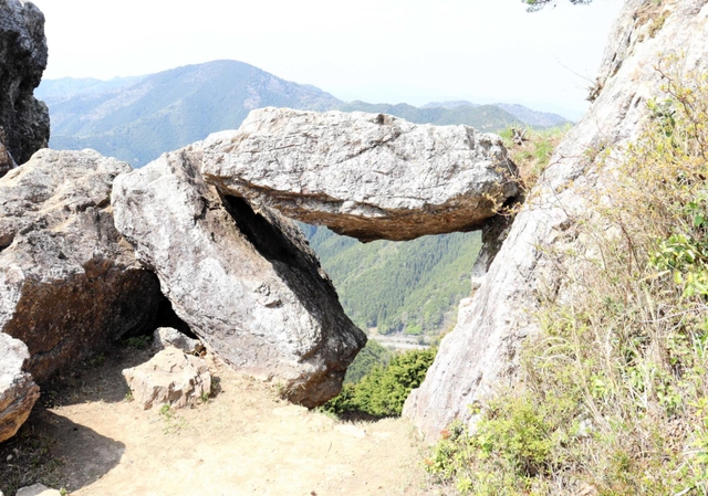 金山の名所「鬼の架け橋」。歌川広重も描いたことで知られる＝丹波市