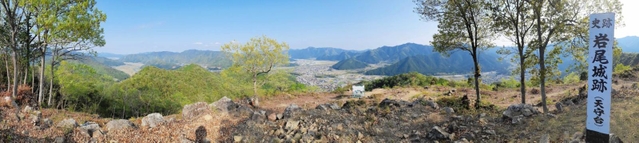 天守台からの勝景に主君（上司）もご満悦だった＝丹波市