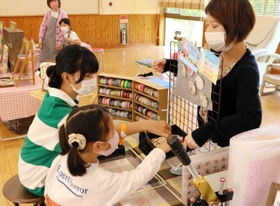 オリジナル缶バッジを作るワークショップに参加する来場者＝芦田集学校