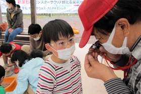 化石発掘体験で指導員に化石かどうか調べてもらう子ども＝丹波市山南町上滝