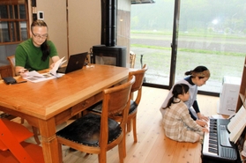 丹波篠山市の古民家に移住した一家。窓の外には田園風景。「仕事がデジタル化され、すごい便利になった」＝丹波篠山市