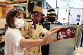 映画観賞前にコスプレ姿で記念撮影する来場者ら＝２７日午後、丹波市氷上町成松、ヱビスシネマ。