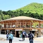 オープンした「湯あみ里山公園ぷかぷかコミューン」＝丹波篠山市遠方