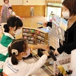 オリジナル缶バッジを作るワークショップに参加する来場者＝芦田集学校