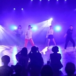 本格的な音響・照明を使ったステージで、パフォーマンスを披露する氷上西高ダンス部＝芦田集学校