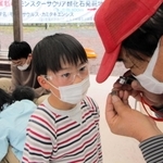 化石発掘体験で指導員に化石かどうか調べてもらう子ども＝丹波市山南町上滝