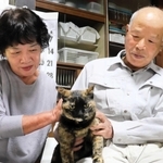 ２年ぶりに飼い猫のチャコと再会した、足立鈴子さんと夫の保夫さん＝丹波市