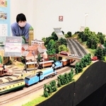 物語の舞台ソドー島を再現したジオラマ。トーマスが一生懸命に走って働いている＝植野記念美術館