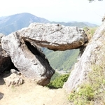 金山の名所「鬼の架け橋」。歌川広重も描いたことで知られる＝丹波市
