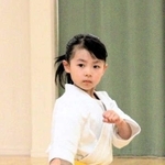 形を披露する小谷知愛さん。稽古日以外も自宅で姉と一緒に練習し、磨きをかける＝丹波市氷上町本郷