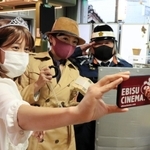 映画観賞前にコスプレ姿で記念撮影する来場者ら＝２７日午後、丹波市氷上町成松、ヱビスシネマ。
