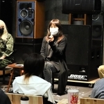 ラジオの公開収録に出演した声優の島本須美さん（中央）＝２７日夜、丹波市氷上町成松、ヱビスシネマ。