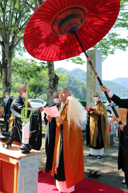 晋山式に臨む渡辺正規新住職（中央）＝達身寺