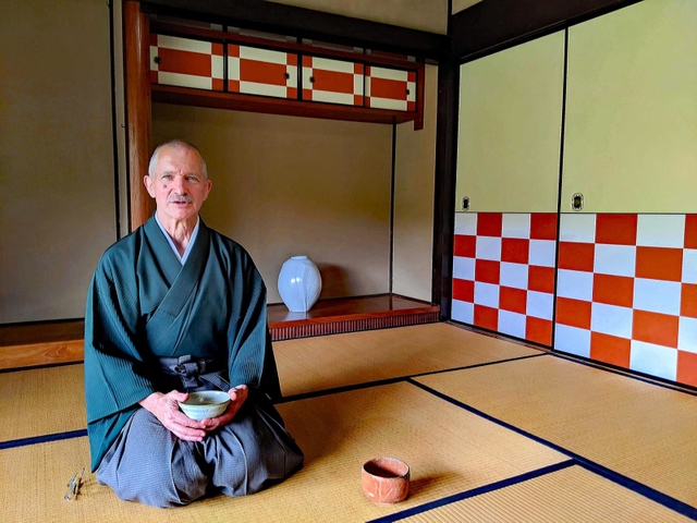 自作の茶わんを手にしたピーター・ハーモンさん＝丹波篠山市の自宅広間